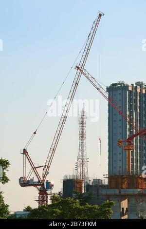 Image verticale de deux grues sur le chantier Banque D'Images