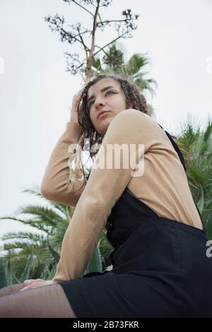 Portrait fille dans jardin tropical look vert Banque D'Images