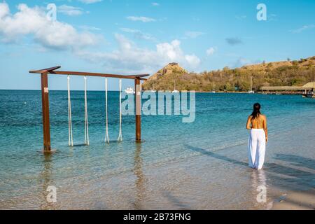 Plage de sucre Sainte-Lucie , une plage tropicale blanche publique avec palmiers et chaises de plage de luxe sur la plage de l'île Sainte-Lucie Caraïbes Banque D'Images