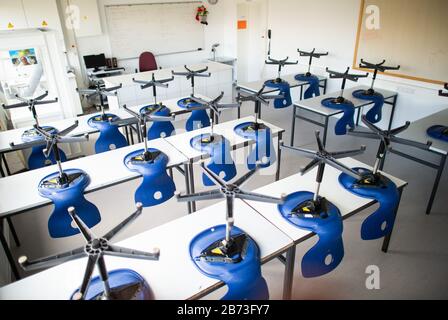 13 mars 2020, Rhénanie-du-Nord-Westphalie, Übach-Palenberg: Les chaises se dressent sur les tables dans une salle de classe vide au Carolus-Magnus-Gymnasium. Dans le quartier de Heinsberg, les écoles et les jardins d'enfants resteront fermés pour une autre semaine, perspectivement même jusqu'aux vacances de Pâques. Photo: Jonas Güttler/Dpa Banque D'Images