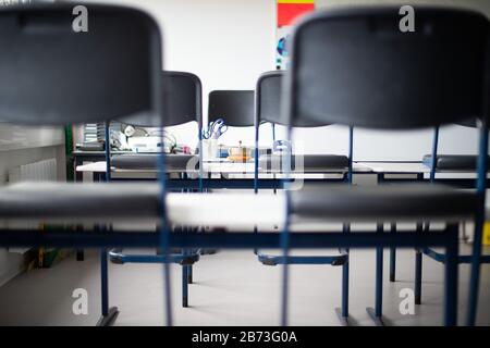 13 mars 2020, Rhénanie-du-Nord-Westphalie, Übach-Palenberg: Les chaises se dressent sur les tables dans une salle de classe vide au Carolus-Magnus-Gymnasium. Dans le quartier de Heinsberg, les écoles et les jardins d'enfants resteront fermés pour une autre semaine, perspectivement même jusqu'aux vacances de Pâques. Photo: Jonas Güttler/Dpa Banque D'Images