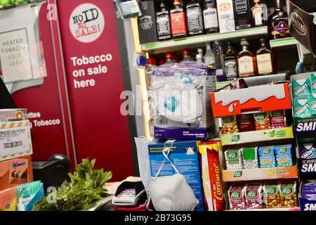 Masque de visage à vendre dans le newsagent london muswell Hill angleterre Royaume-Uni Banque D'Images