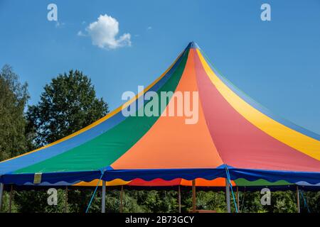 Tente de cirque colorée sur la prairie en été Banque D'Images