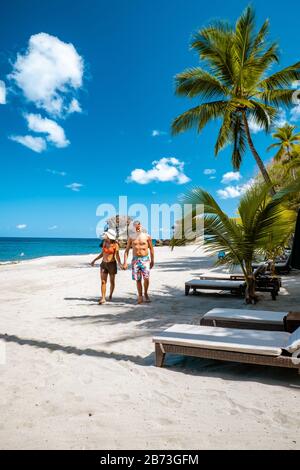 Île des Caraïbes de Sainte-Lucie, couple hommes et femmes en vacances à l'île tropicale de Sainte-Lucie, plage d'Anse Chastanet Banque D'Images