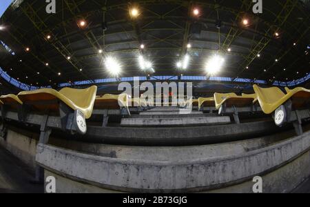 Dortmund, Allemagne. 19 mars 2014. Jeu fantôme au derby entre BVB Borussia Dortmund - FC Schalke le 14 mars 2020 En Raison du virus Corona, le jeu aura lieu sans spectateur dans le signal Iduna Park 1: 2 vue d'ensemble du stade signal Iduna Park arrière-plan fonction sièges coques | utilisation dans le monde crédit: DPA/Alay Live News Banque D'Images