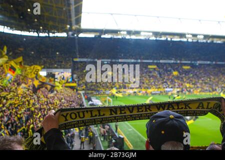 Dortmund, Allemagne. 27 avril 2019. Jeu fantôme au derby entre BVB Borussia Dortmund - FC Schalke le 14 mars 2020 En Raison du virus Corona, le jeu aura lieu sans spectateur dans le signal Iduna Park, Borussia Dortmund - FC Schalke 04, Sudtribune Suedtribuene, fans, foulards, écharpe, drapeaux, dépôt, caractéristique, général, | utilisation dans le monde crédit: DPA/Alay Live News Banque D'Images