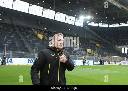 Dortmund, Allemagne. 18 février 2017. Jeu fantôme au derby entre BVB Borussia Dortmund - FC Schalke le 14 mars 2020 À Cause du virus Corona, le jeu aura lieu sans spectateur dans le signal Iduna Park - VFL Wolfsburg, 3: 0 Hans Joachim WATZKE, directeur général, BVB Borussia Dortmund, vide Svºdtribvºne, pas de fans, blocage, | usage dans le monde crédit: DPA/Alay Live News Banque D'Images