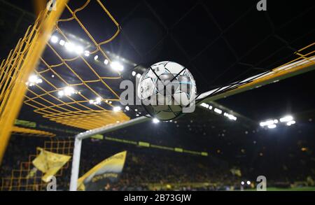 Dortmund, Allemagne. 17 décembre 2019. Jeu fantôme au derby entre BVB Borussia Dortmund - FC Schalke le 03/14/2020 À Cause du virus Corona, le jeu se déroule sans spectateur dans le Parc signal Iduna Au Lieu de coques de sièges, vide grandstand FIR: Décembre 17, 2019 Football, 2019/2020 1.Bundesliga: BVB Borussia Dortmund - RB Leipzig 3: 3 général, ball, dans le filet de but, Derbystar, Feature, déposant, background | usage dans le monde crédit: DPA/Alay Live News Banque D'Images