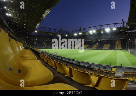 Jeu fantôme au derby entre BVB Borussia Dortmund - FC Schalke le 14 mars 2020 En Raison du virus Corona, le jeu se déroule sans spectateurs dans le signal Iduna Park. Au lieu de coques de sièges, les tribunes vides firo football, football, 04.05.2013 1.Bundesliga, saison 2012/2013 BVB Borussia Dortmund - FC Bayern Munich signal Iduna Park Stadium nuit tourné, vue d'ensemble, présente arrière-plan des coques de sièges | utilisation dans le monde entier Banque D'Images