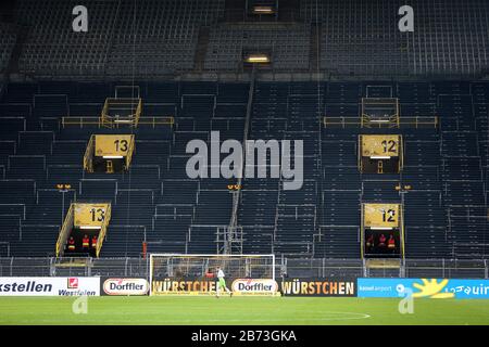 Jeu fantôme au derby entre BVB Borussia Dortmund - FC Schalke le 14 mars 2020 À Cause du virus Corona, le jeu aura lieu sans spectateur dans le parc signal Iduna. Mais parce qu'ils appartiennent à la catégorie "événements AûGrovu", à la fin les autorités sanitaires menacent les menaces de jeux fantômes? FIRO: 18.02.2017 Fuvuball, saison 2016/2017 1.Bundesliga: BVB Borussia Dortmund - VFL Wolfsburg, 3: 0 Jakub BLASZCZYKOWSKI, KUBA, VFL Wolfsburg, grâce aux fans de BVB, déposants, fonction, général, vide Svºdtribvºne, aucun Ventilateur, blocage, utilisation dans le monde entier | Banque D'Images