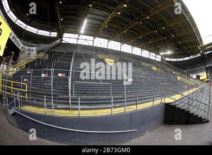 Dortmund, Allemagne. 18 février 2017. Jeu fantôme au derby entre BVB Borussia Dortmund - FC Schalke le 14 mars 2020 À Cause du virus Corona, le jeu aura lieu sans spectateur dans le signal Iduna Park - VFL Wolfsburg, 3: 0 vide Svºdtribvºne, pas de fans, blocage, dépôt, fonctionnalité, général, | usage dans le monde crédit: DPA/Alay Live News Banque D'Images