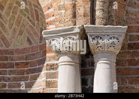 Détail des colonnes sur l'extérieur de l'église vénitienne-byzantine de Santa Maria e San Donato, Murano, Province de Venise, Italie, Banque D'Images