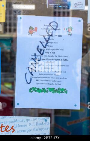 Ardara, Comté de Donegal, Irlande. 13 mars 2020. Un avis dans un guichet de magasin annonce l'annulation d'une parade de la Saint-Patrick locale en raison de l'éclosion de Covid-19, coronavirus avec des écoles irlandaises maintenant fermées et augmentation des cas d'infection dans tout le pays. Banque D'Images