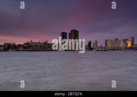 La ville de Rotterdam la nuit, au crépuscule. Canal de Maas au premier plan. Rotterdam, Pays-Bas. Banque D'Images