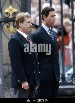 Gauche - Le Président Václav Havel De Tchécoslovaquie Avec Le Prince Charles Prague, Tchécoslovaquie, Mai 1991 Banque D'Images