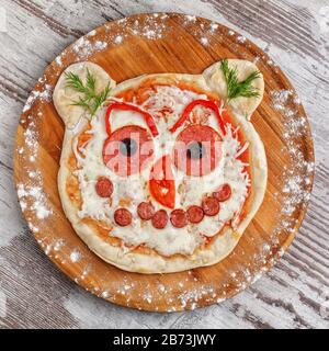 Pizza pour bébé sous forme de visage d'animal. Menu enfants Banque D'Images