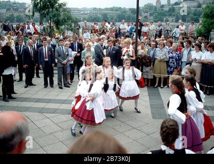 Le Prince Charles et la Princesse Diana de HRH visitent la vieille ville de Prague lors de leur tournée royale de Tchécoslovaquie en mai 1991 Banque D'Images