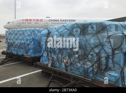 Shanghai, Chine. 12 mars 2020. Neuf experts chinois volent à Rome avec des produits résistants aux maladies pour aider les Italie à lutter contre la nouvelle pneumonie au coronavirus à Shanghai, Chine, le 12 mars 2020. (Photo Par Top Photo/Sipa Usa) Crédit: Sipa Usa/Alay Live News Banque D'Images