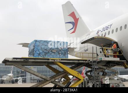 Shanghai, Chine. 12 mars 2020. Neuf experts chinois volent à Rome avec des produits résistants aux maladies pour aider les Italie à lutter contre la nouvelle pneumonie au coronavirus à Shanghai, Chine, le 12 mars 2020. (Photo Par Top Photo/Sipa Usa) Crédit: Sipa Usa/Alay Live News Banque D'Images