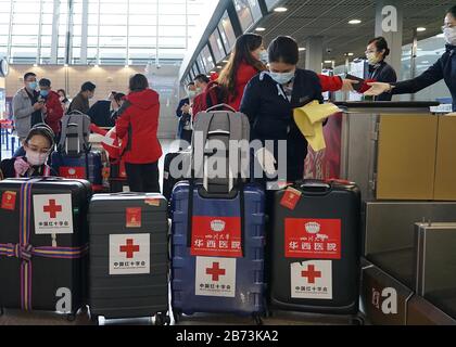 Shanghai, Chine. 12 mars 2020. Neuf experts chinois volent à Rome avec des produits résistants aux maladies pour aider les Italie à lutter contre la nouvelle pneumonie au coronavirus à Shanghai, Chine, le 12 mars 2020. (Photo Par Top Photo/Sipa Usa) Crédit: Sipa Usa/Alay Live News Banque D'Images