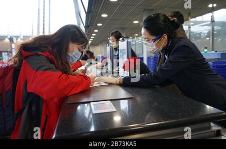 Shanghai, Chine. 12 mars 2020. Neuf experts chinois volent à Rome avec des produits résistants aux maladies pour aider les Italie à lutter contre la nouvelle pneumonie au coronavirus à Shanghai, Chine, le 12 mars 2020. (Photo Par Top Photo/Sipa Usa) Crédit: Sipa Usa/Alay Live News Banque D'Images