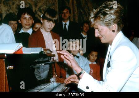 HRH Princess Diana - HRH La princesse du Pays de Galles joue du piano pour les enfants d'un hôpital pour enfants, Prague, Tchécoslovaquie. Mai 1991 Banque D'Images