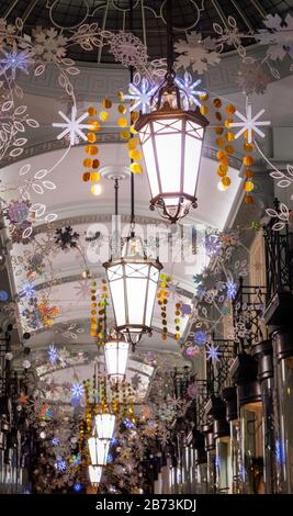 Burlington Arcade, Mayfair, Londres d'un point de vue différent pendant la période festive. Banque D'Images