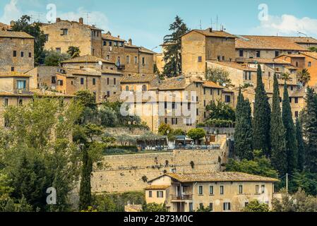 Maisons et toits traditionnels de San Gimignano, province de Sienne, Toscane, Italie, un après-midi de mai. Banque D'Images