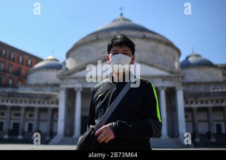 Naples, Italie. 13 mars 2020. Touriste portant un masque antivirus pour se protéger du Coronavirus (COVID-19), dans la galerie déserte Umberto, dans la ville de Naples. Crédit: Independent Photo Agency Srl/Alay Live News Banque D'Images