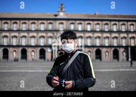 Naples, Italie. 13 mars 2020. Touriste portant un masque antivirus pour se protéger du Coronavirus (COVID-19), dans la galerie déserte Umberto, dans la ville de Naples. Crédit: Independent Photo Agency Srl/Alay Live News Banque D'Images