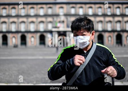 Naples, Italie. 13 mars 2020. Touriste portant un masque antivirus pour se protéger du Coronavirus (COVID-19), dans la galerie déserte Umberto, dans la ville de Naples. Crédit: Independent Photo Agency Srl/Alay Live News Banque D'Images