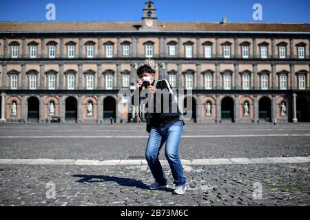 Naples, Italie. 13 mars 2020. Touriste portant un masque antivirus pour se protéger du Coronavirus (COVID-19), dans la galerie déserte Umberto, dans la ville de Naples. Crédit: Independent Photo Agency Srl/Alay Live News Banque D'Images