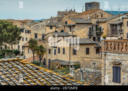 Maisons et toits traditionnels de San Gimignano, province de Sienne, Toscane, Italie, un après-midi de mai. Banque D'Images