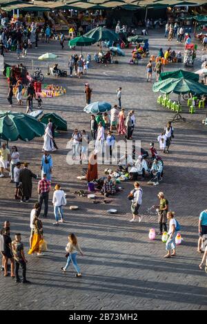 Charmeurs de serpents sur la place Jemaa el-fnaa à Marrakech, au Maroc Banque D'Images