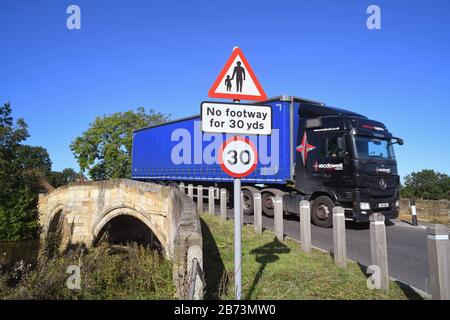 camion ne passant pas de sentier pour les piétons sur la route devant panneau d'avertissement sur le pont traversant la rivière derwent à sutton sur derwent royaume-uni Banque D'Images