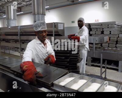 (200313) -- WINDHOEK, 13 mars 2020 (Xinhua) -- Les Gens travaillent dans une usine de fabrication de pain à Windhoek, Namibie, 12 mars 2020. Le Ministre de l'industrialisation, du commerce et du développement des PME de la Namibie, Tjekero Tweya, a inauguré jeudi la toute première usine de fabrication de pain de pointe du pays, d'une valeur d'environ 135 millions de dollars pour la Namibie (environ 8,4 millions de dollars américains). Le système d'usine fonctionne comme un tapis roulant tout au long du processus de mélange, de fermentation, de cuisson et d'emballage. (Photo de Musa C Kaseke/Xinhua) Banque D'Images