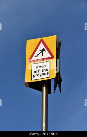 Un panneau d'avertissement sur le front de mer à Brighton et Hove lit se tenir à l'écart des goynes. Banque D'Images