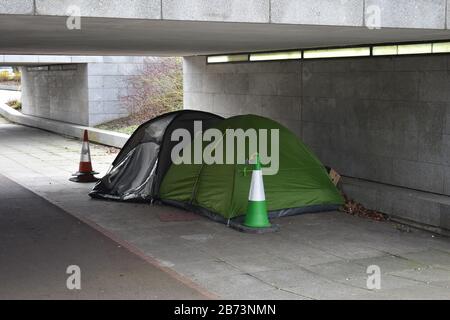 Les sans-abri dorment dans des tentes dans les passages souterrains du centre de Milton Keynes. Banque D'Images