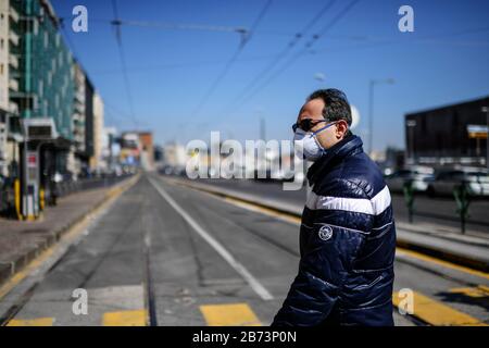 Naples, Italie. 13 mars 2020. Les personnes portant des masques de protection marchent dans le centre de la ville de Naples, après un décret du gouvernement déclarant à toute l'Italie une zone protégée pour lutter contre l'infection du coronavirus covid-19. Crédit: Independent Photo Agency Srl/Alay Live News Banque D'Images