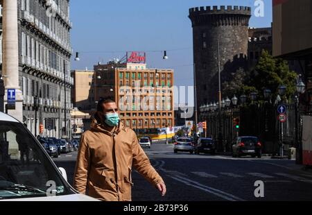 Naples, Italie. 13 mars 2020. Les personnes portant des masques de protection marchent dans le centre de la ville de Naples, après un décret du gouvernement déclarant à toute l'Italie une zone protégée pour lutter contre l'infection du coronavirus covid-19. Crédit: Independent Photo Agency Srl/Alay Live News Banque D'Images