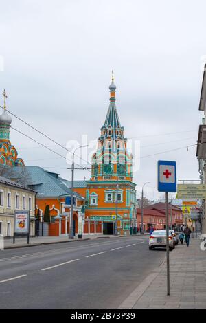 Moscou, Russie - 7 janvier 2020 : Église de Saint-Grégoire de Neocaesarea sur la rue Polyanka. Sanctuaire vert rouge vif dans le centre-ville. Ancien historique Banque D'Images