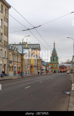 Moscou, Russie - 7 janvier 2020 : rue Polyanka à Moscou, maisons anciennes et église Saint-Grégoire de Neocaesarea. Vieille rue dans la capitale. Rouge C Banque D'Images