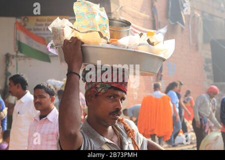 Le vendeur d'en-cas indien se balade autour du marché aux fleurs de Kolkata Banque D'Images