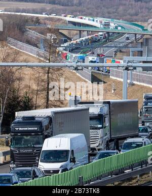 Petrovice, République Tchèque. 13 mars 2020. Des voitures et des camions sont bloqués sur l'autoroute D8 Dresden - Prague. La République tchèque ferme ses frontières en grande partie aux étrangers de plusieurs pays européens. Entre autres, les citoyens d'Allemagne, d'Italie, de France et d'Autriche qui n'ont pas de résidence permanente dans l'État membre de l'UE sont affectés. Crédit: Robert Michael/Dpa-Zentralbild/Dpa/Alay Live News Banque D'Images