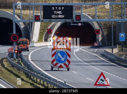 Petrovice, République Tchèque. 13 mars 2020. L'autoroute 8 Dresden - Prague est fermée avant un tunnel. La République tchèque ferme ses frontières en grande partie aux étrangers de plusieurs pays européens. Entre autres, les citoyens d'Allemagne, d'Italie, de France et d'Autriche qui n'ont pas de résidence permanente dans l'État membre de l'UE sont affectés. Crédit: Robert Michael/Dpa-Zentralbild/Dpa/Alay Live News Banque D'Images