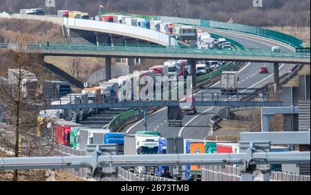 Petrovice, République Tchèque. 13 mars 2020. Des voitures et des camions sont bloqués sur l'autoroute D8 Dresden - Prague. La République tchèque ferme ses frontières en grande partie aux étrangers de plusieurs pays européens. Entre autres, les citoyens d'Allemagne, d'Italie, de France et d'Autriche qui n'ont pas de résidence permanente dans l'État membre de l'UE sont affectés. Crédit: Robert Michael/Dpa-Zentralbild/Dpa/Alay Live News Banque D'Images