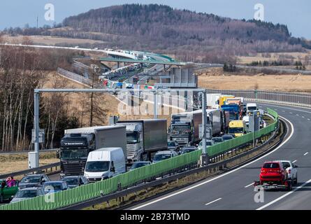 Petrovice, République Tchèque. 13 mars 2020. Des voitures et des camions sont bloqués sur l'autoroute D8 Dresden - Prague. Dans la lutte contre la propagation du coronavirus, la République tchèque réintroduit les contrôles aux frontières avec l'Allemagne et l'Autriche voisines. La mesure entre en vigueur dans la nuit du vendredi au samedi. L'armée appuiera la police dans la sécurisation de la frontière. Crédit: Robert Michael/Dpa-Zentralbild/Dpa/Alay Live News Banque D'Images