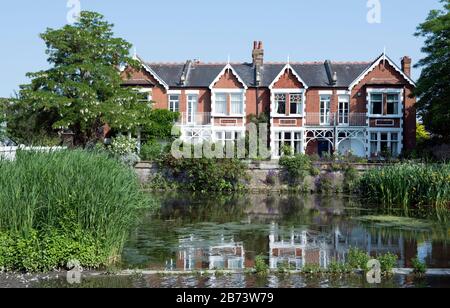 Kew Green Pond avec maisons derrière, Kew, Londres Borough de Richmond, Banque D'Images