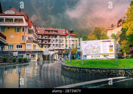 Wengen, Suisse - 10 octobre 2019 : vue sur la ville du village alpin dans les Alpes suisses, pluie Banque D'Images