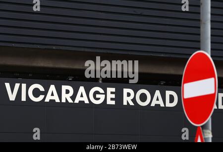 Une vue un panneau d'arrêt à l'extérieur de Vicarage Road, domicile du Watford FC après la suspension de la Premier League jusqu'en avril 4, a annoncé l'association de football. Banque D'Images